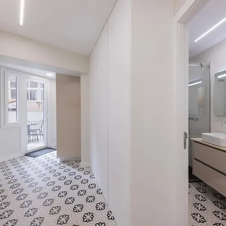 Modern 2br With Patio & Ac - 0e Apartment *
