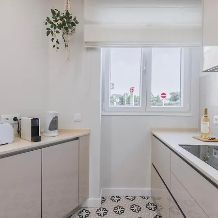 Modern 2br With Patio & Ac - 0e Apartment