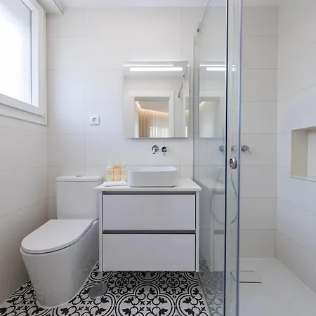 Modern 2br With Patio & Ac - 0e Apartment *