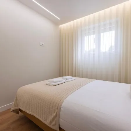 Apartment Modern 2br With Patio And Ac Lisbon