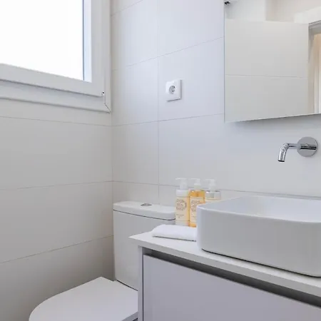 Modern 2br With Patio And Ac * Лиссабон